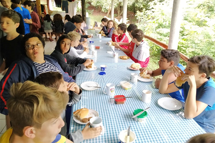 Transformação Emocional em Retiro Escolar: O Que Acontece em 5 Dias