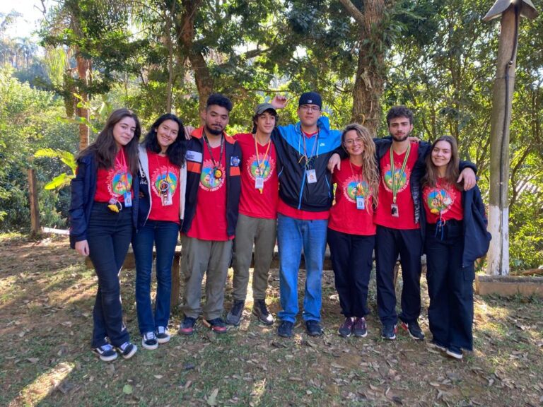 O Papel dos Monitores no Acampamento de Férias de Inverno: Quem Cuida dos Seus Filhos?